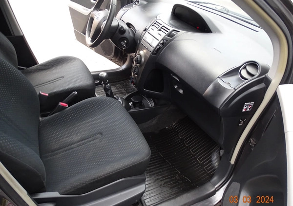 Toyota Yaris cena 21900 przebieg: 132000, rok produkcji 2010 z Dębno małe 92